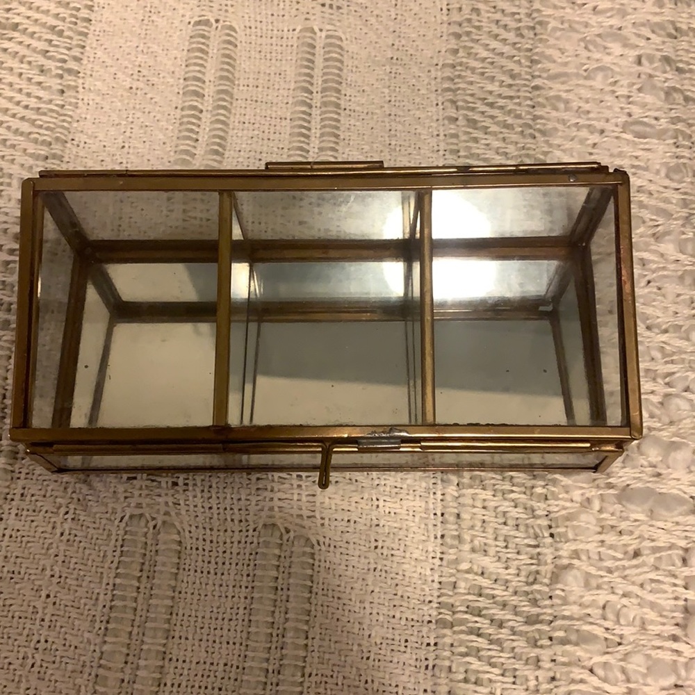 Umbra jewelry case